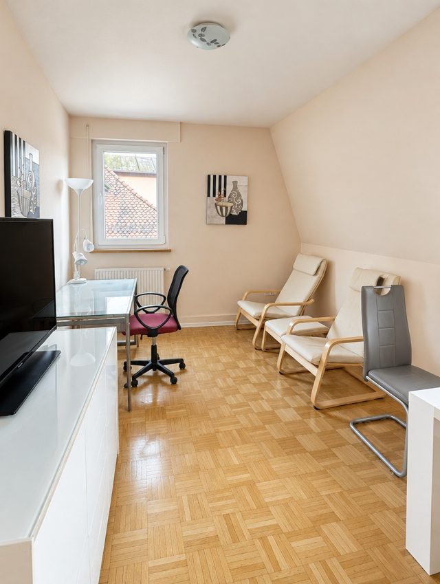 Appartement 11, Neue Straße, Wohnraum mit Schreibtisch