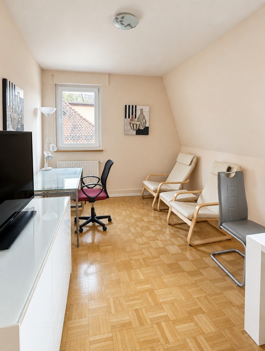 Appartement 11, Neue Straße, Wohnraum mit Schreibtisch