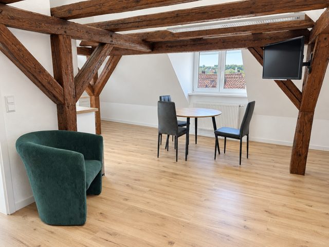 Appartement 12, Neue Straße, Wohn- und Essbereich unter historischem Fachwerk-Dachstuhl