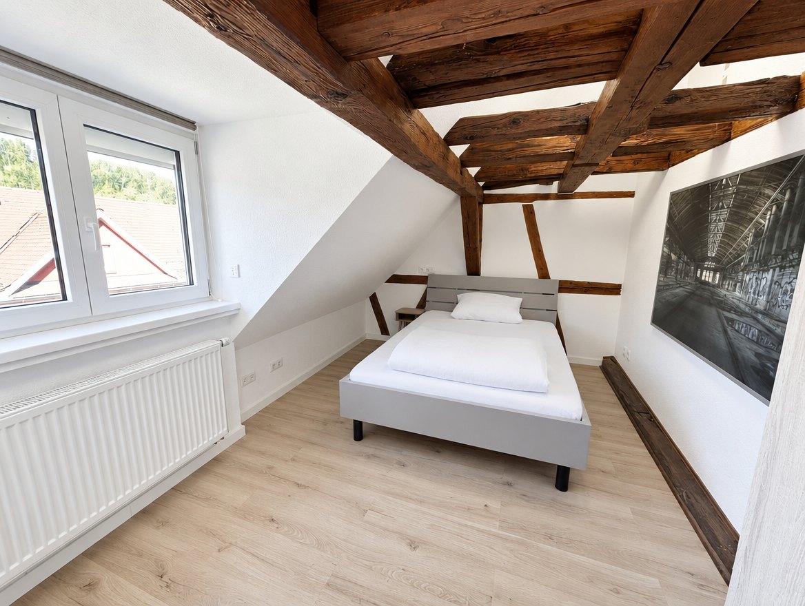 Appartement 12, Neue Straße, Schlafbereich unter Fachwerk mit Fenster